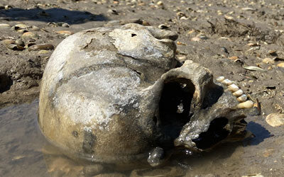 Mudlarking: Death on the River Thames